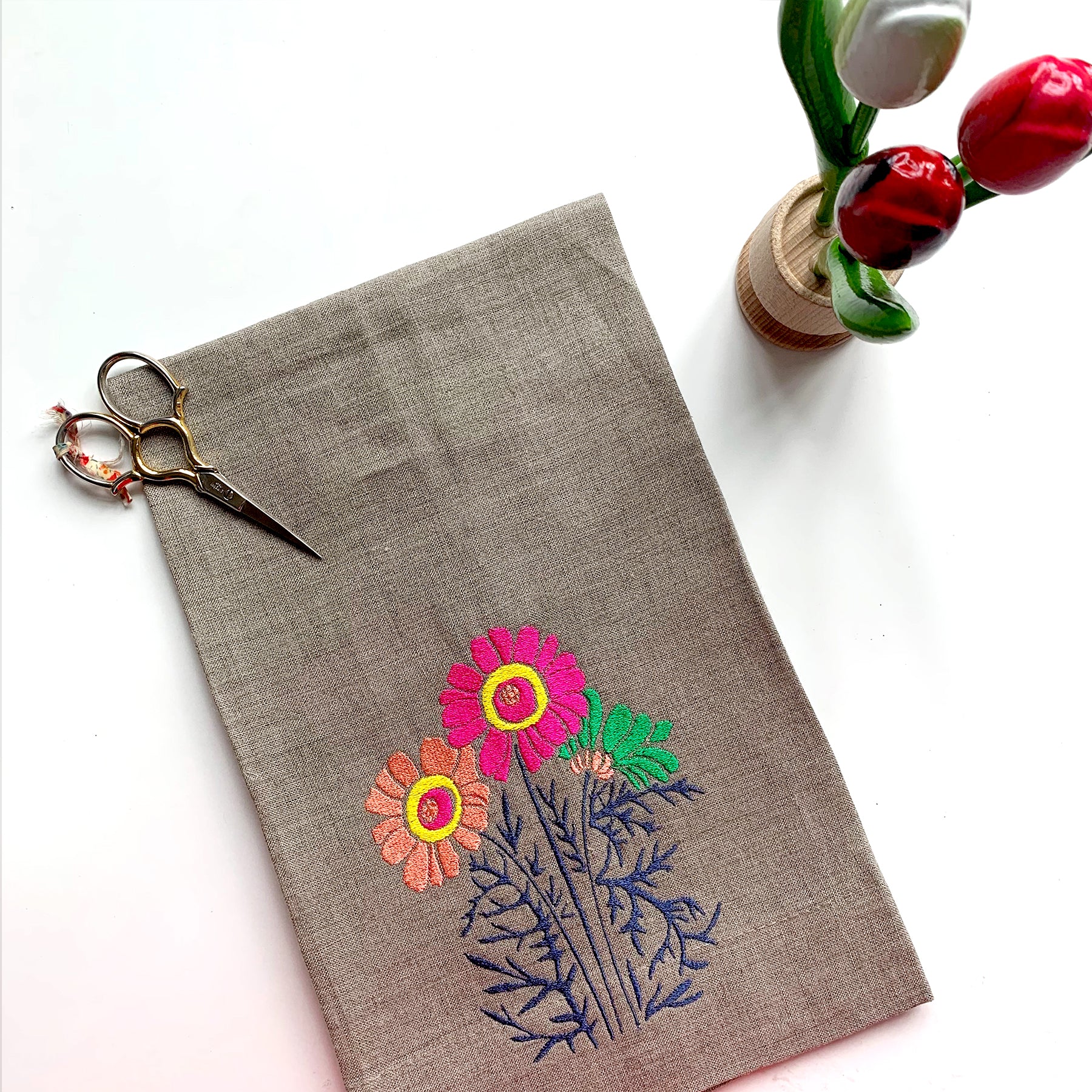 Nuetral Linen Towel | Classic Floral Fuchsia Colorway